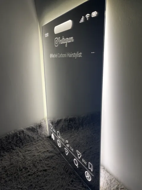 Miroir Instagram Signature avec personnalisation pour un salon de coiffure, halo blanc, photographié à l’atelier
