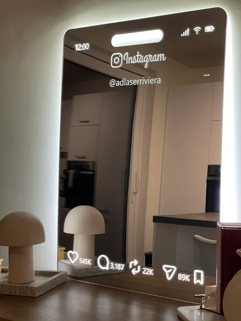 Miroir Instagram Signature avec personnalisation pour un institut, halo blanc, photographié à l’atelier