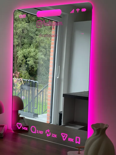 Miroir Instagram Signature personnalisé, photographié à l’atelier avec son halo rose