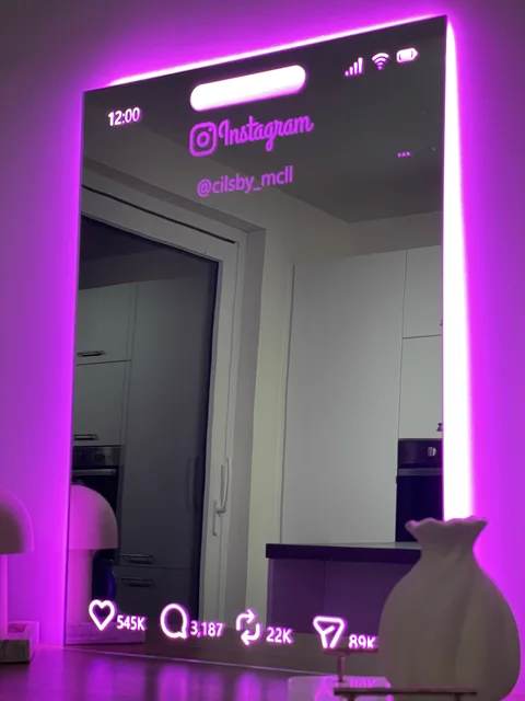 Miroir Instagram personnalisé Signature, lumière rose, angles droits, photo atelier