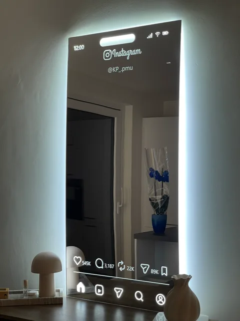 Miroir Instagram personnalisé Glamour, lumière blanche, angles droits, photo atelier