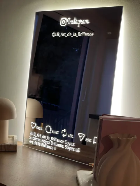 Miroir Instagram Vanity avec profil Instagram gravé, halo blanc, photographié à l’atelier