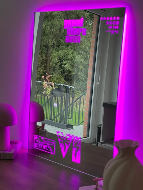 Miroir GTA 6 personnalisé au format Vanity, éclairage rose, photographié à l’atelier