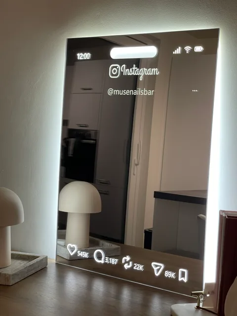 Miroir Instagram Vanity personnalisé, photographié à l’atelier avec son halo blanc