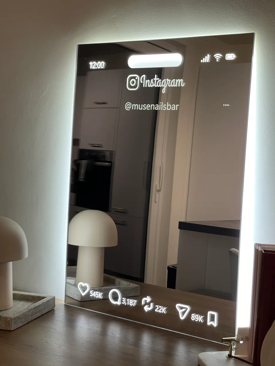 Miroir Instagram Vanity personnalisé, photographié à l’atelier avec son halo blanc