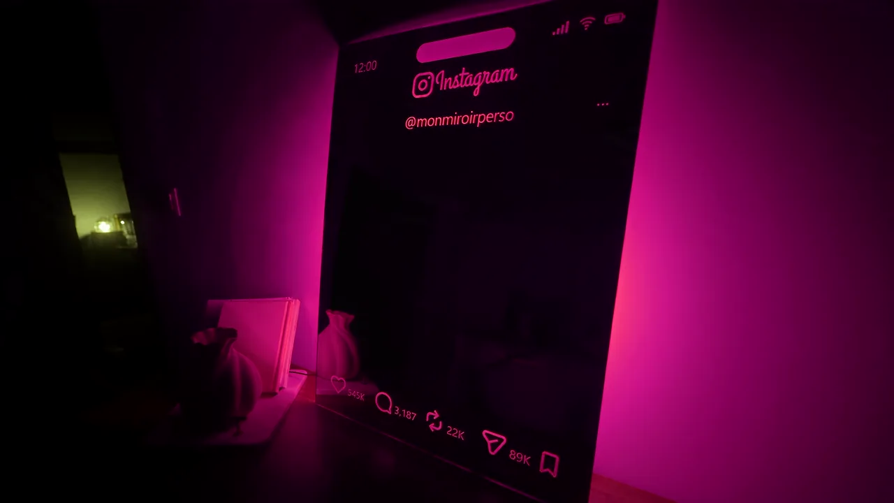 Miroir Instagram personnalisé Mon Miroir Perso avec halo rose allumé