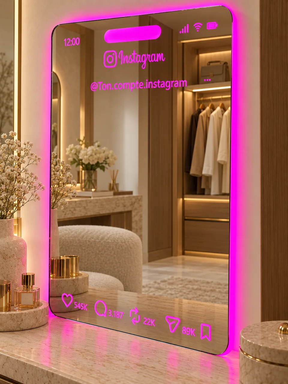Miroir Instagram arrondi, @Ton.compte.instagram et halo rose dans un dressing en bois et pierre