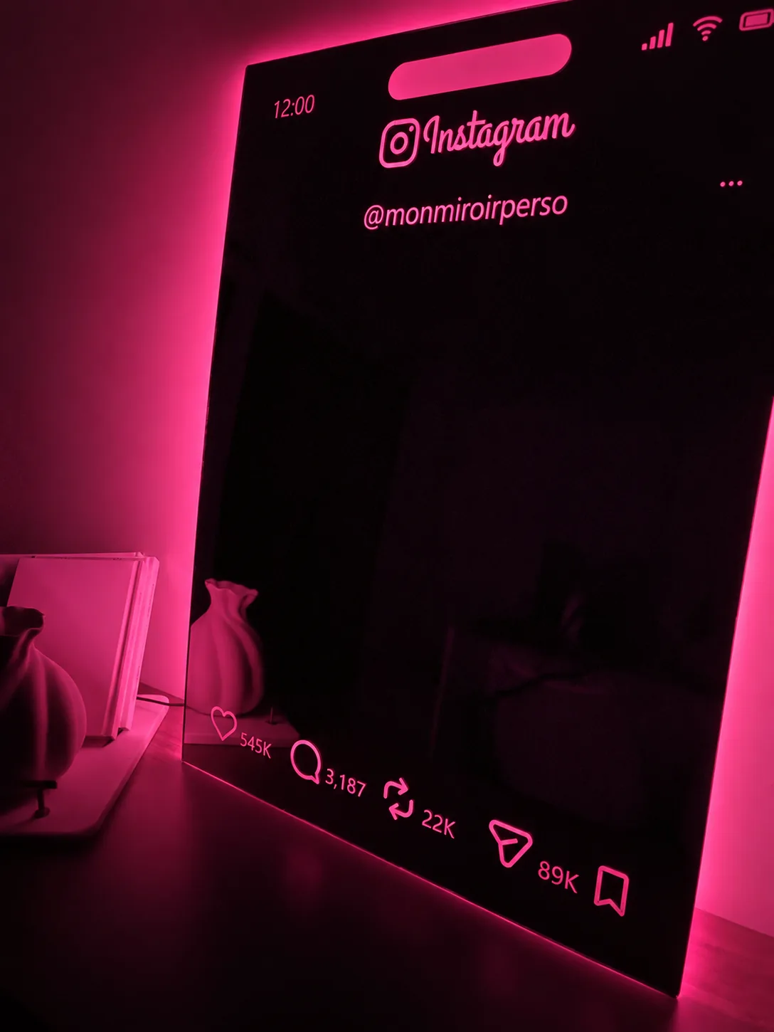 Miroir Instagram personnalisé allumé avec halo rose uniforme
