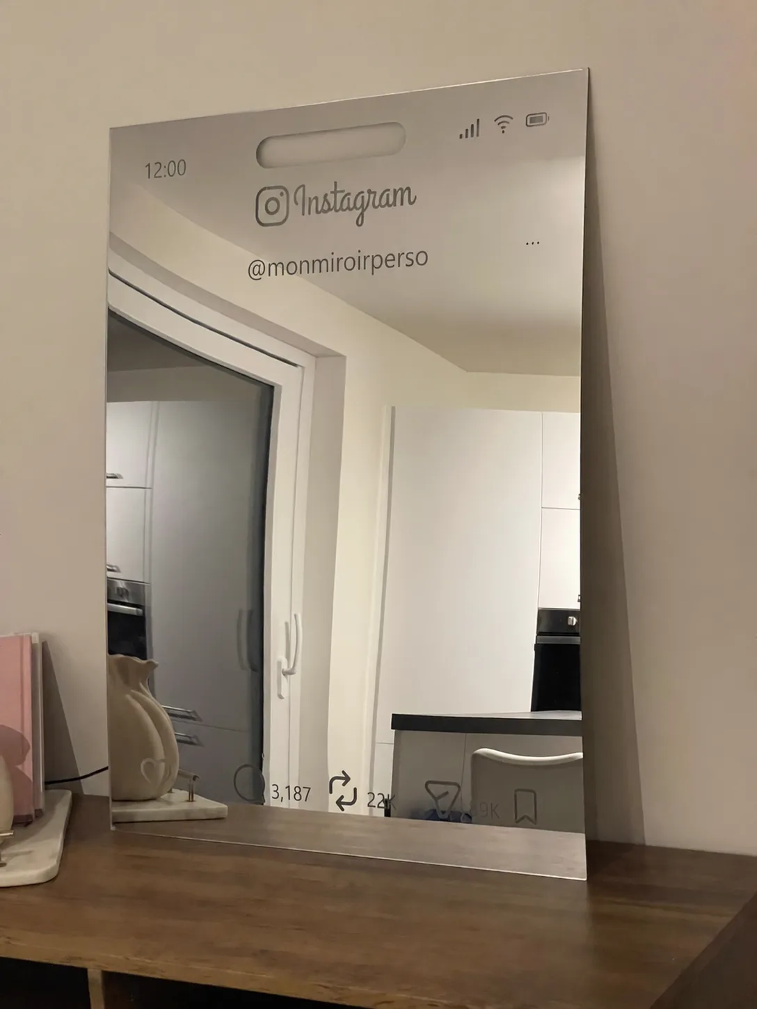 Miroir Instagram personnalisé éteint montrant son reflet